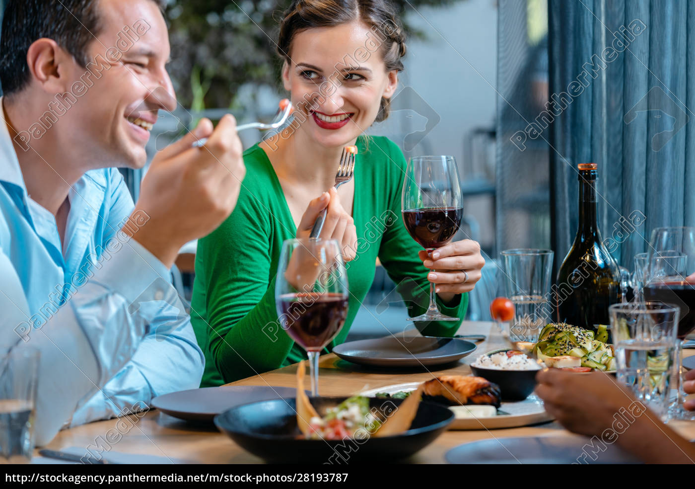 Menschen Die Spaß Beim Essen Und Trinken In Einem Stockfoto 28193787 Bildagentur Panthermedia 