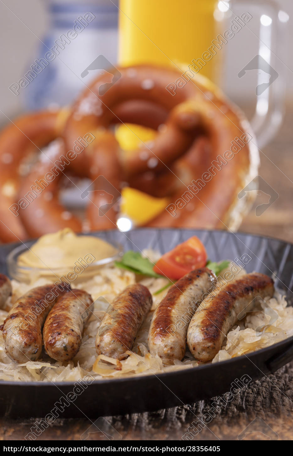 gegrillte Nürnberger Bratwurst mit Sauerkraut - Stockfoto - #28356405 ...