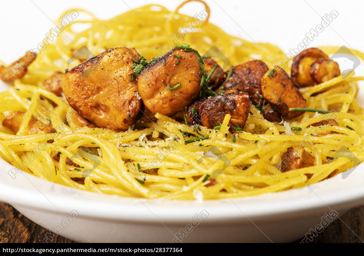 Spaghetti mit Pfifferlingen - Lizenzfreies Foto - #28377364 ...