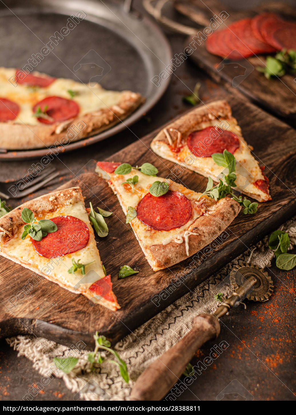 Hausgemachte Salami-Pizza mit Käseecken - Stockfoto - #28388811 ...