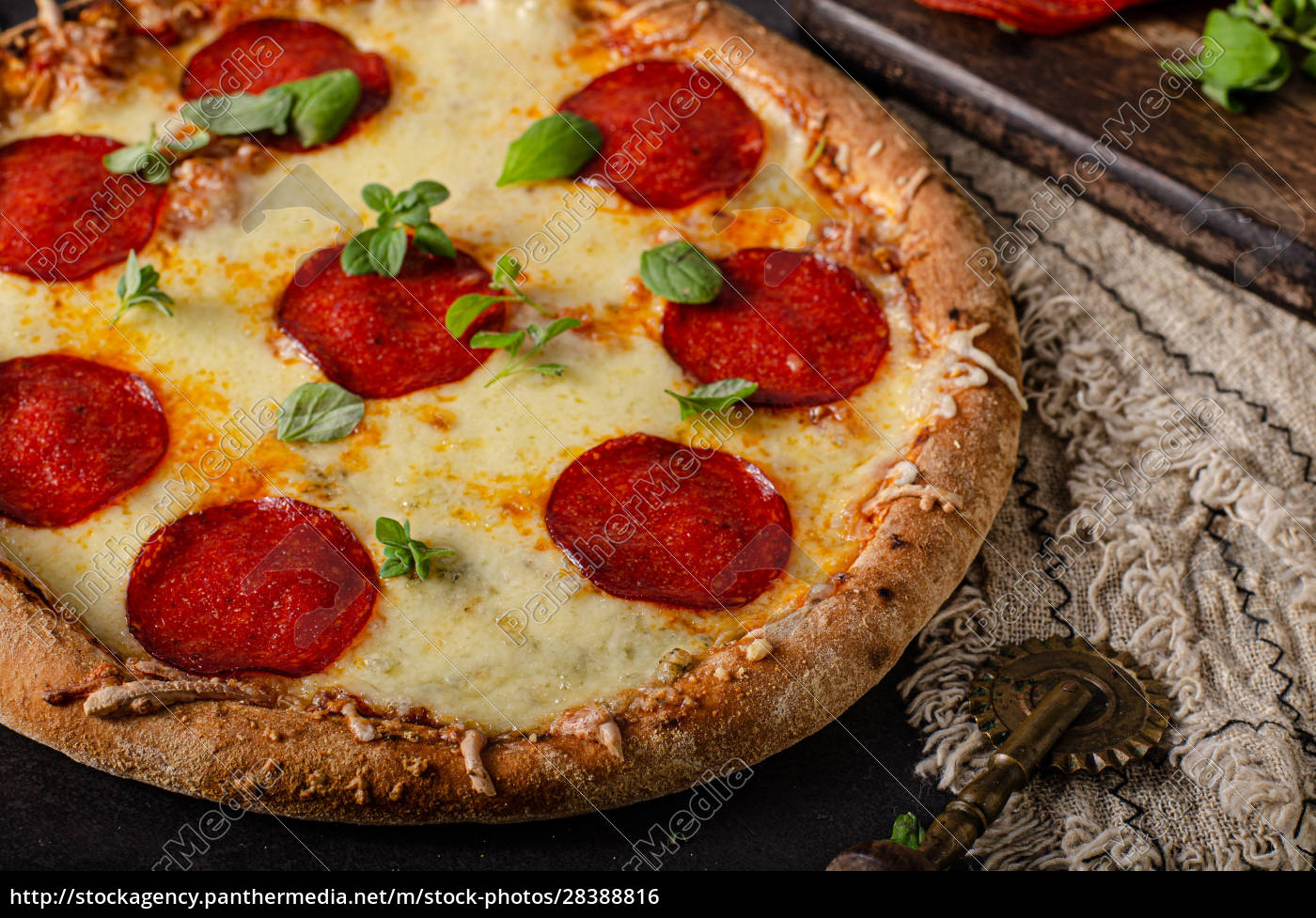 Hausgemachte Salami-Pizza mit Käseecken - Lizenzfreies Foto - #28388816 ...