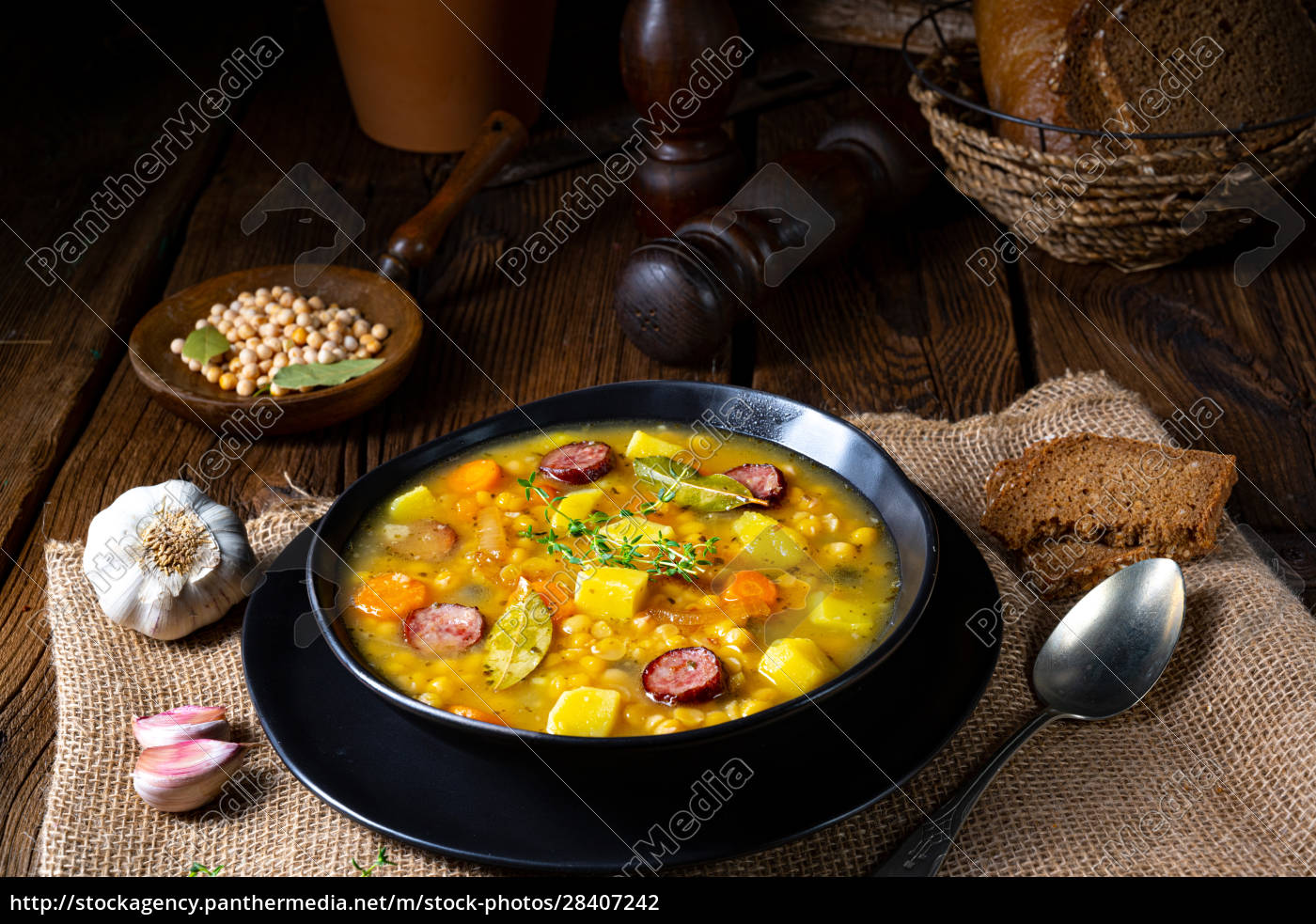 Rustikale Erbsensuppe mit Speck und Würstchen - Stock Photo - #28407242 ...