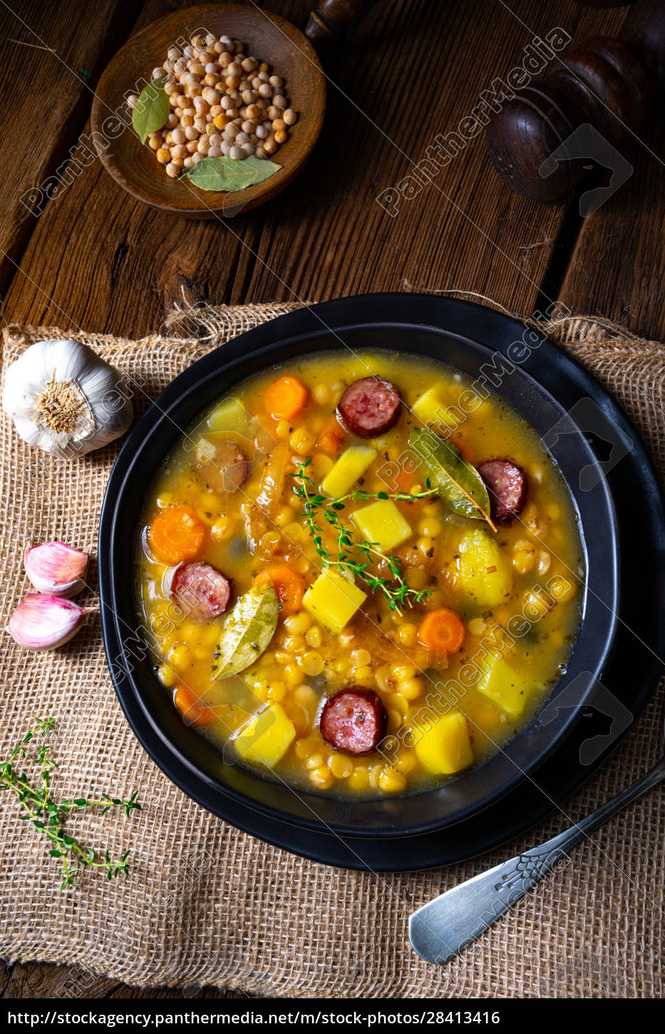 Rustikale Erbsensuppe mit Speck und Würstchen - Lizenzfreies Foto ...