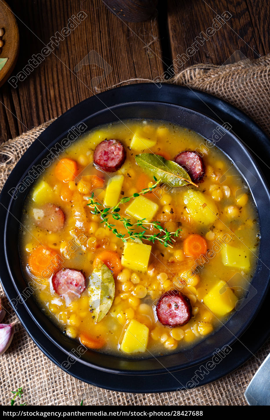 Rustikale Erbsensuppe mit Speck und Würstchen - Lizenzfreies Foto ...