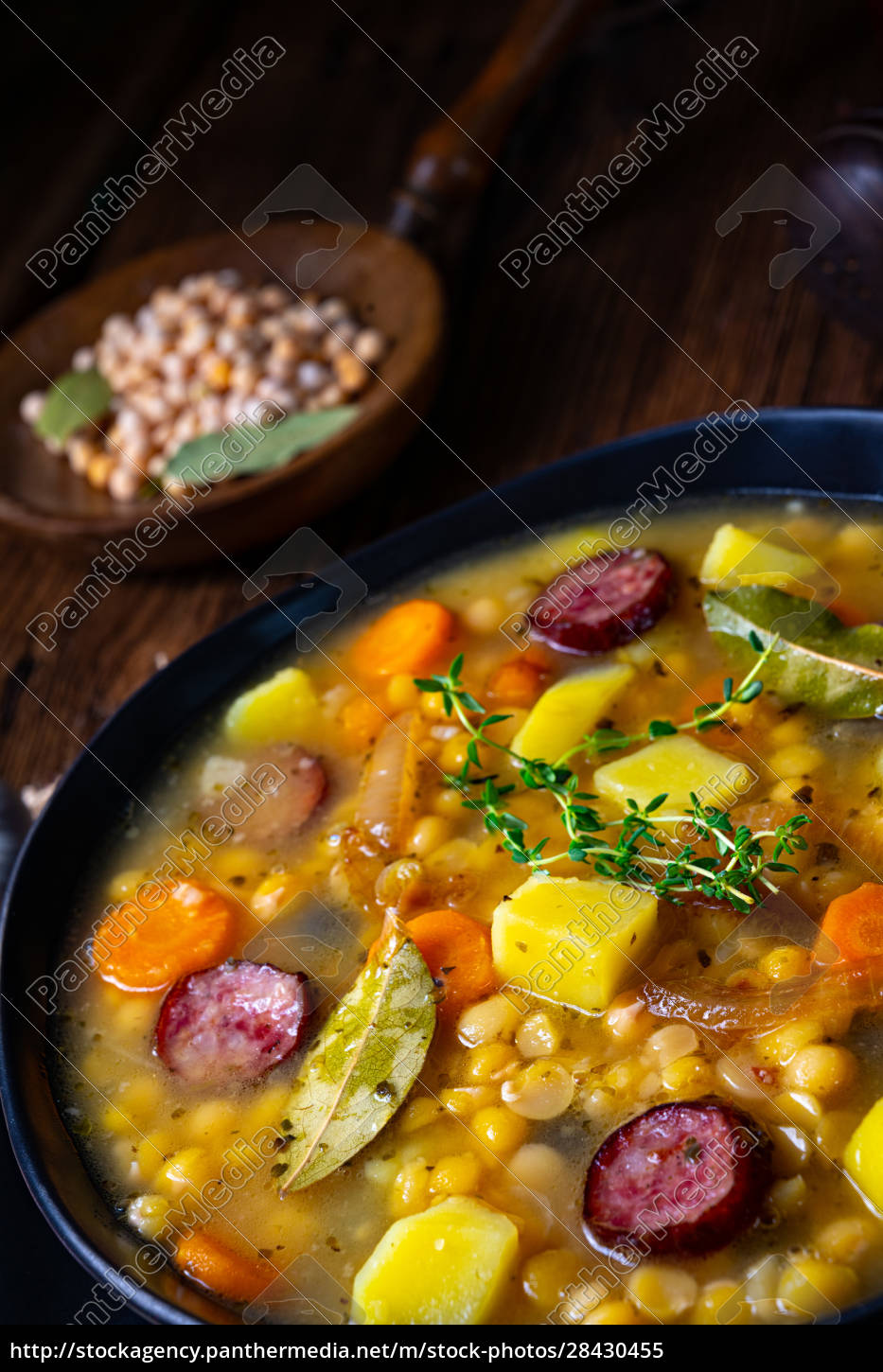 Rustikale Erbsensuppe mit Speck und Würstchen - Lizenzfreies Bild ...