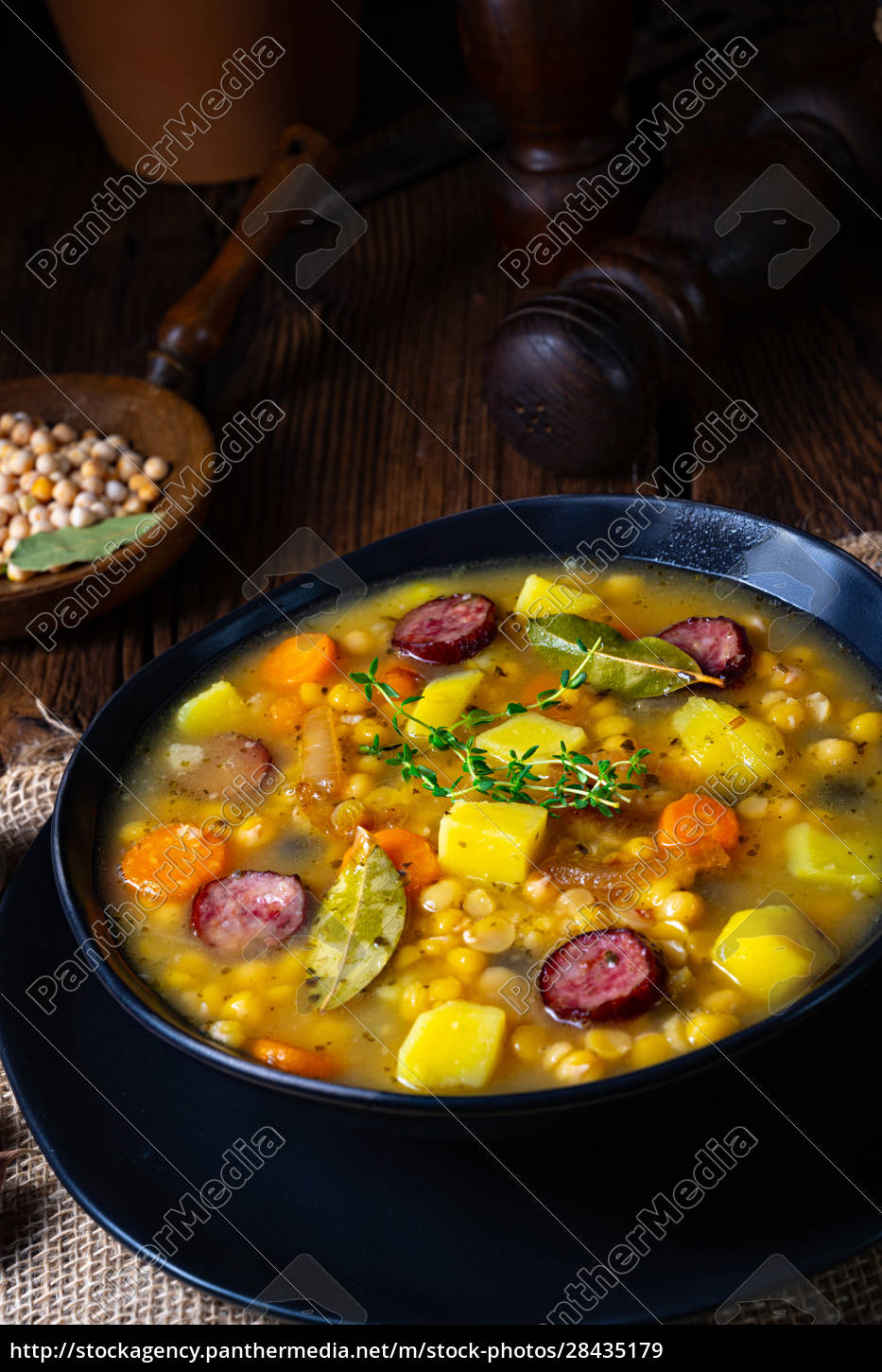 Rustikale Erbsensuppe mit Speck und Würstchen - Stockfoto - #28435179 ...