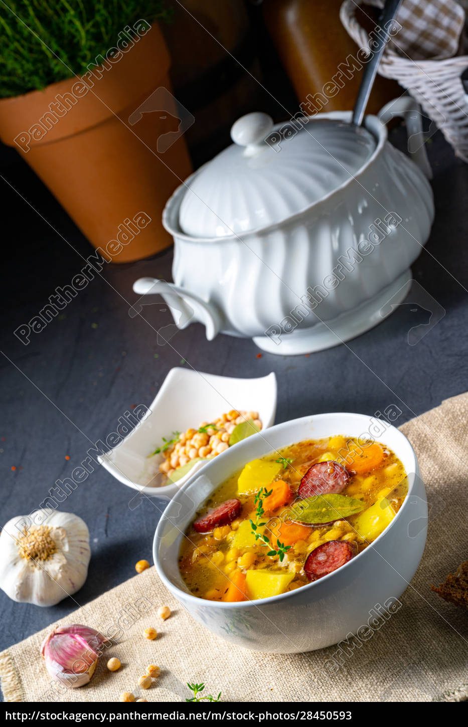 Herzhafte Erbsensuppe nach Omas rezept - Stockfoto - #28450593 ...