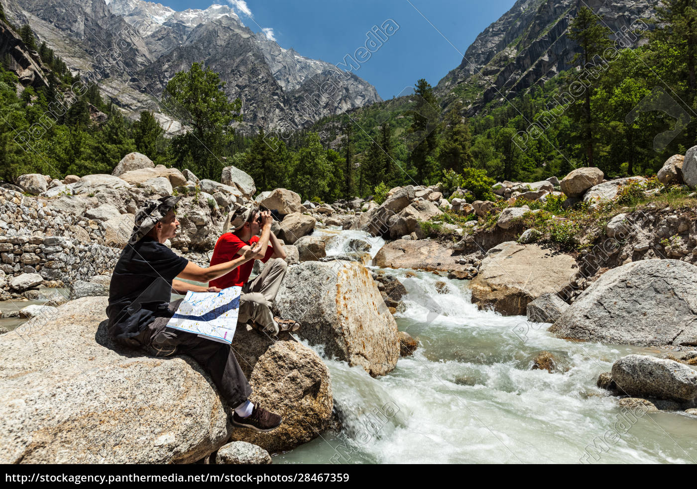 Wanderer mit Karte - Lizenzfreies Bild - #28467359 | Bildagentur