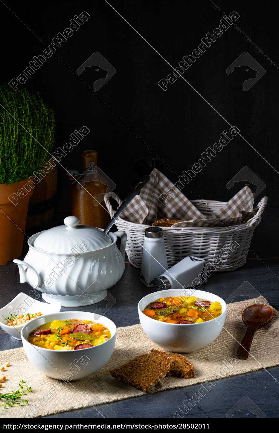 Herzhafte Erbsensuppe nach Omas rezept - Lizenzfreies Bild - #28502011 ...