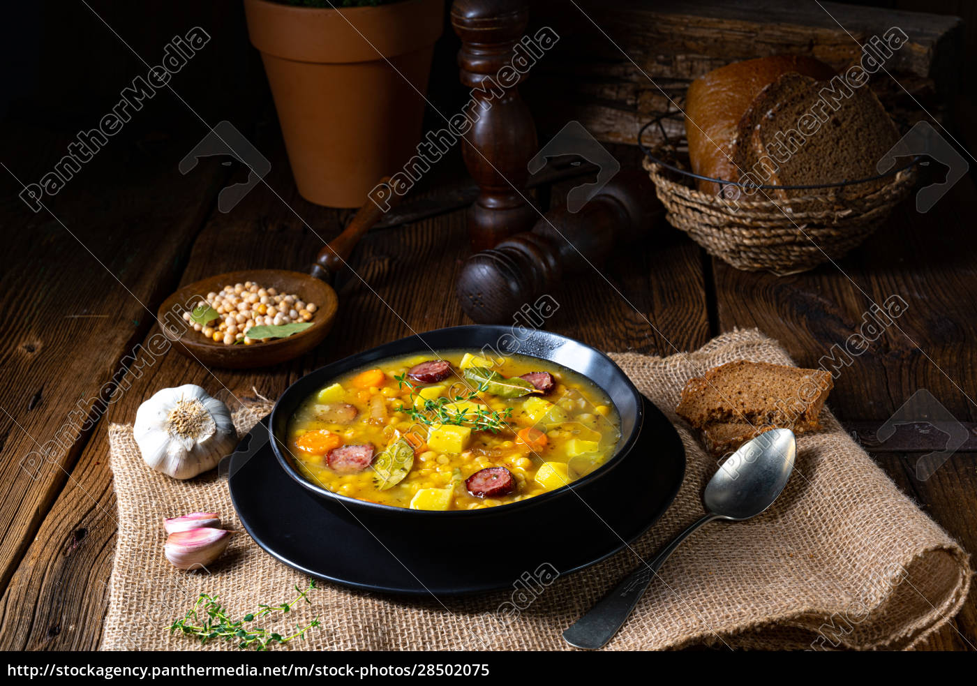 Rustikale Erbsensuppe mit Speck und Würstchen - Lizenzfreies Bild ...