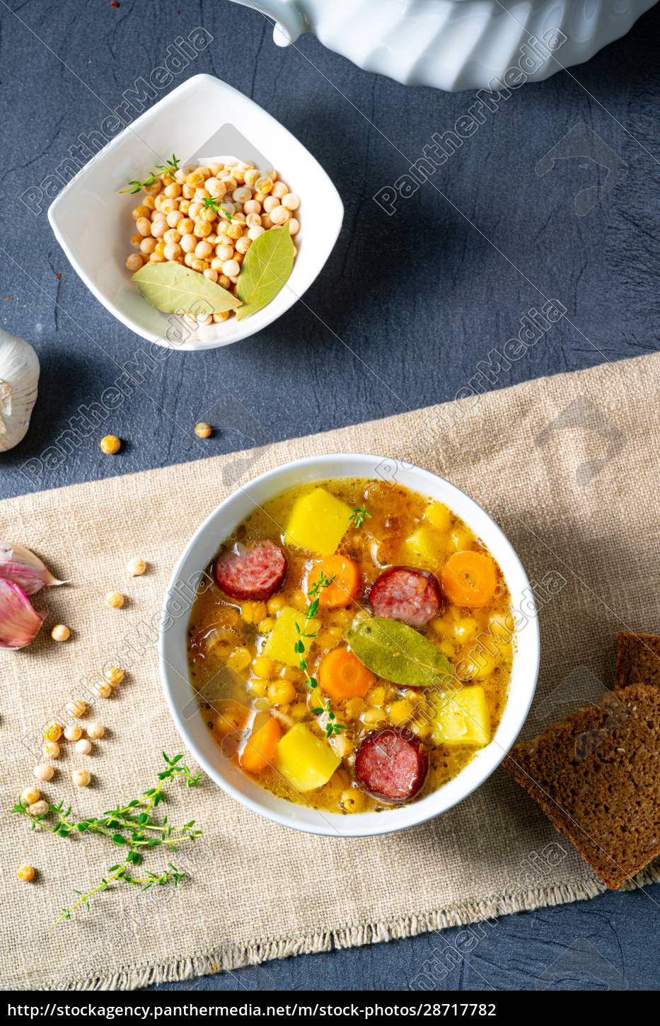 Herzhafte Erbsensuppe nach dem Oma-Rezept - Stockfoto - #28717782 ...