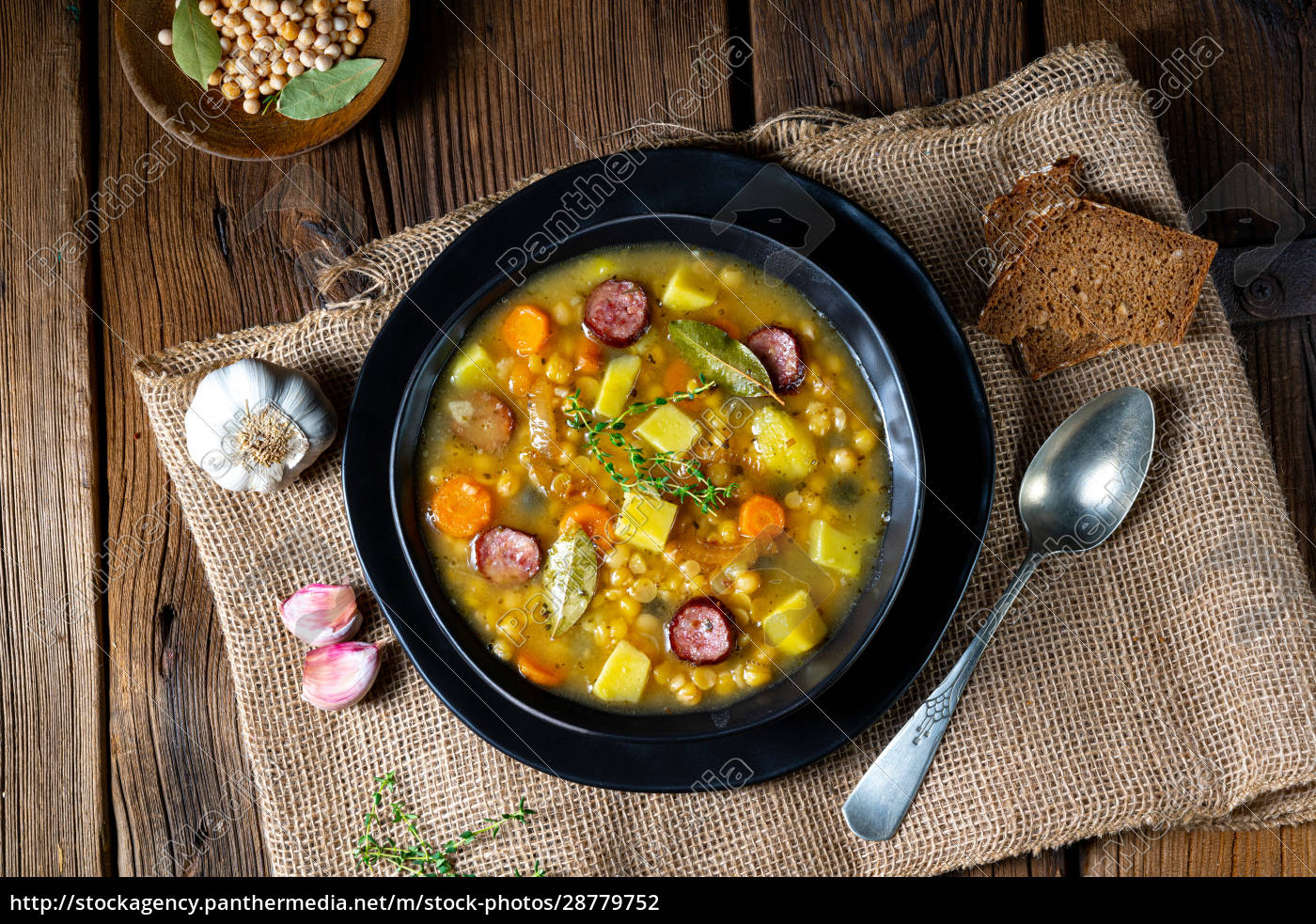 Rustikale Erbsensuppe mit Speck und Würstchen - Lizenzfreies Foto ...