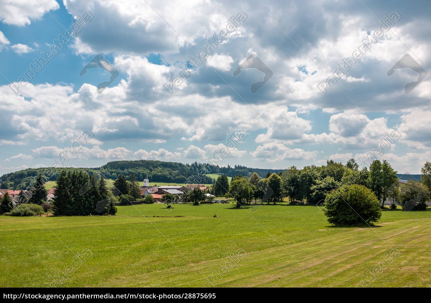 Kleines Dorf mitten in der deutschen Landschaft mit - Lizenzfreies Bild - #28875695 