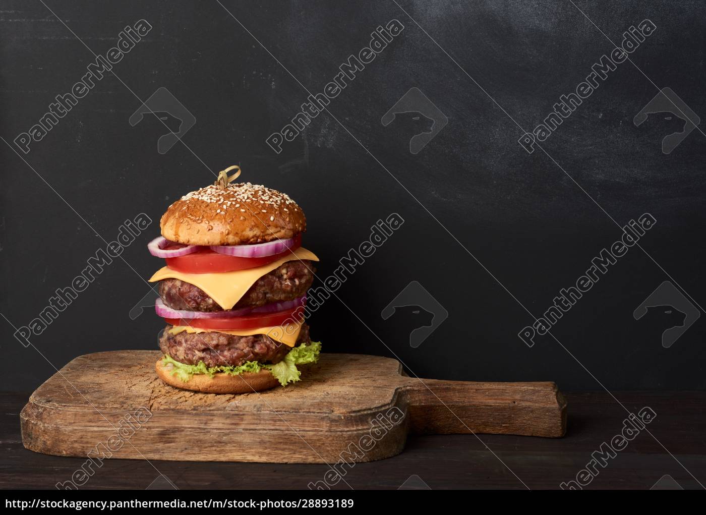 doppelter Cheeseburger mit Tomaten Zwiebeln - Stockfoto #28893189 ...