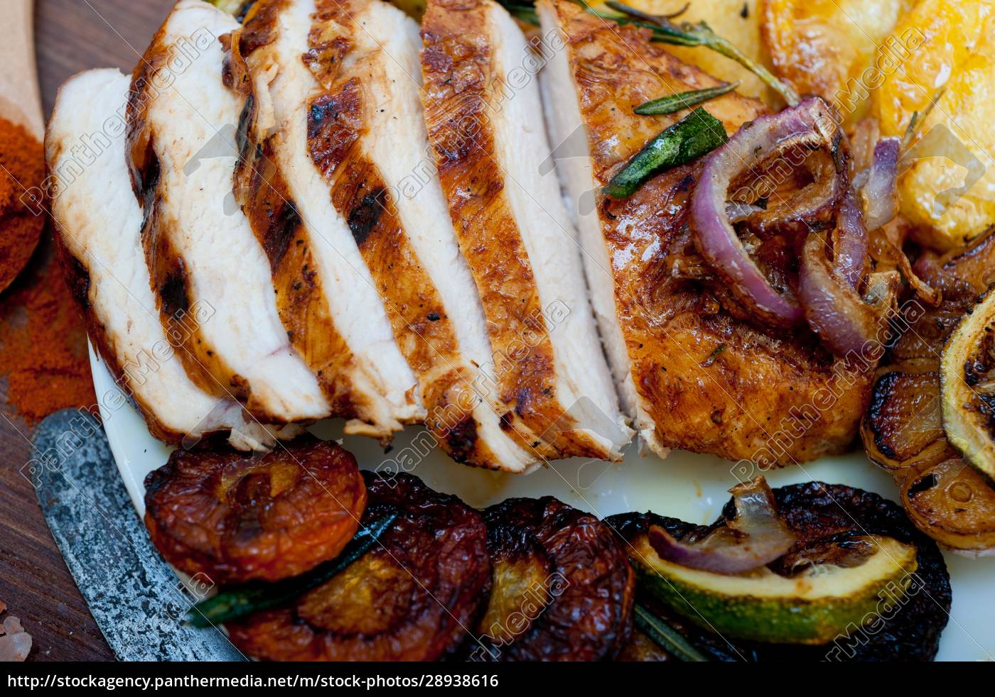 gebratene gegrillte BBQ Hähnchenbrust mit Kräutern - Lizenzfreies Foto ...