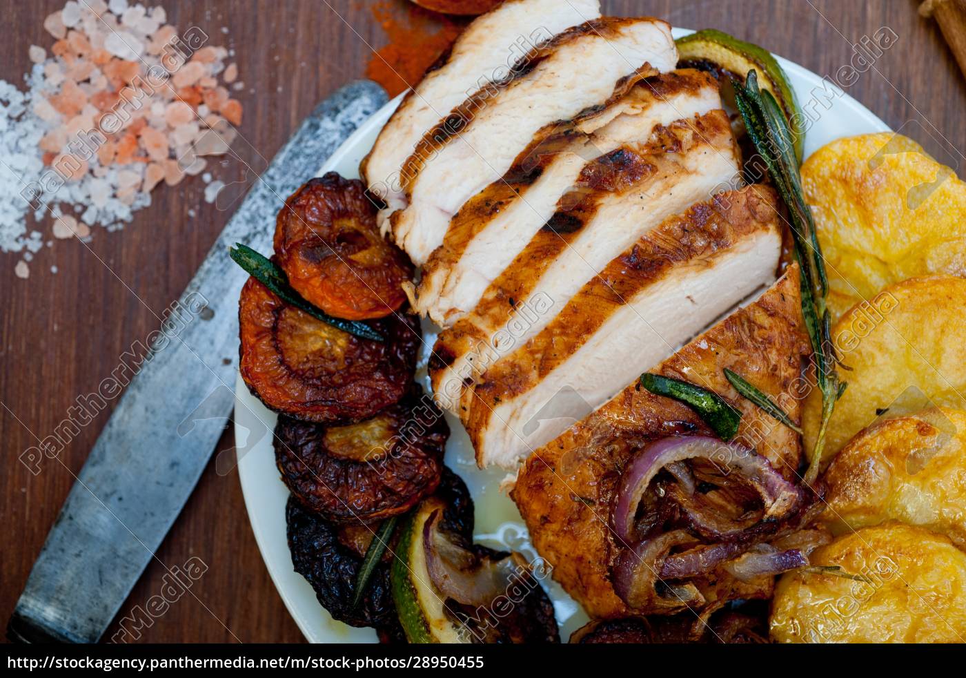 geröstete gegrillte BBQ Hähnchenbrust mit Kräutern - Lizenzfreies Bild ...