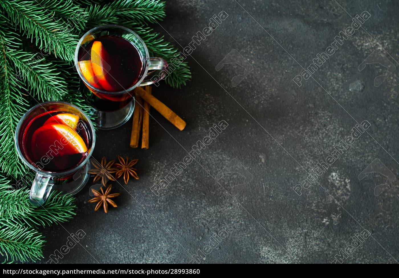 Weihnachtsglühwein mit Gewürzen auf dunklem - Lizenzfreies Foto ...