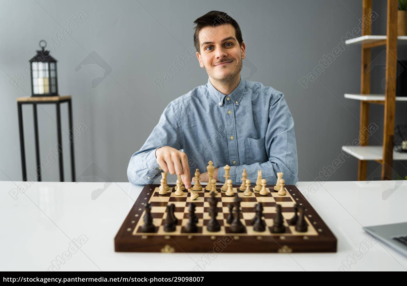 Mann spielt Schach Online
