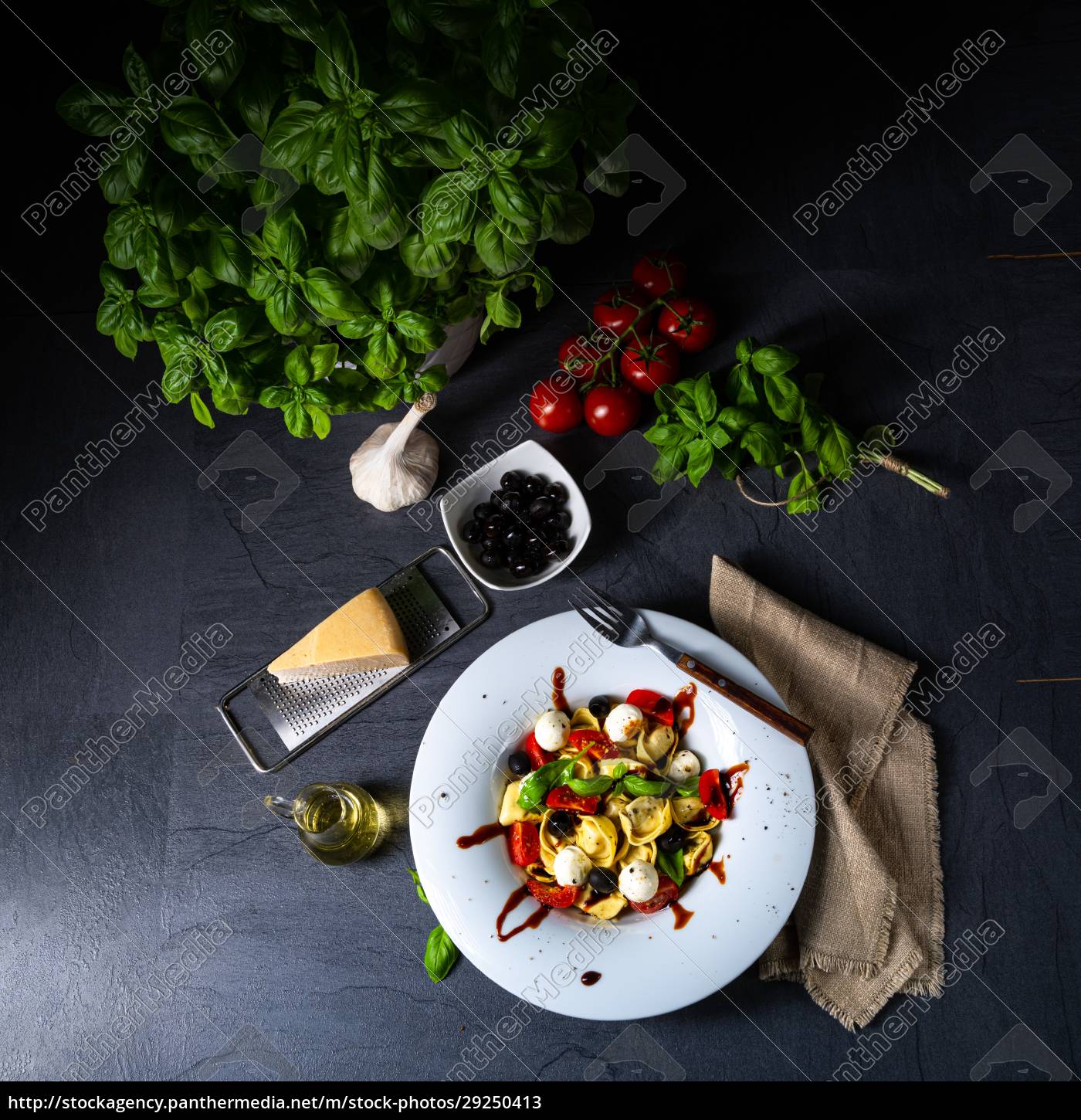 Rustikaler Tortellini Nudelsalat mit Mozzarella - Lizenzfreies Bild ...