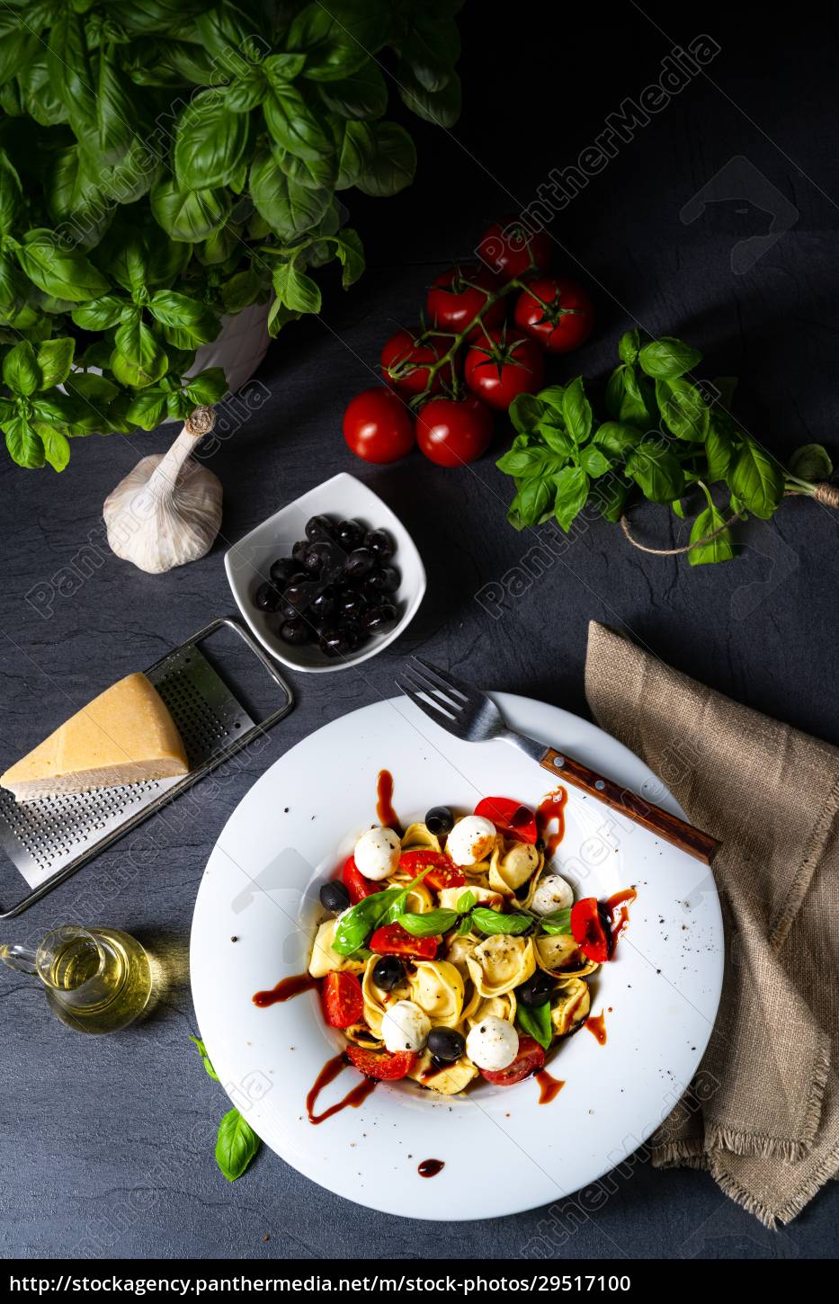 Rustikaler Tortellini Nudelsalat mit Mozzarella - Lizenzfreies Foto ...