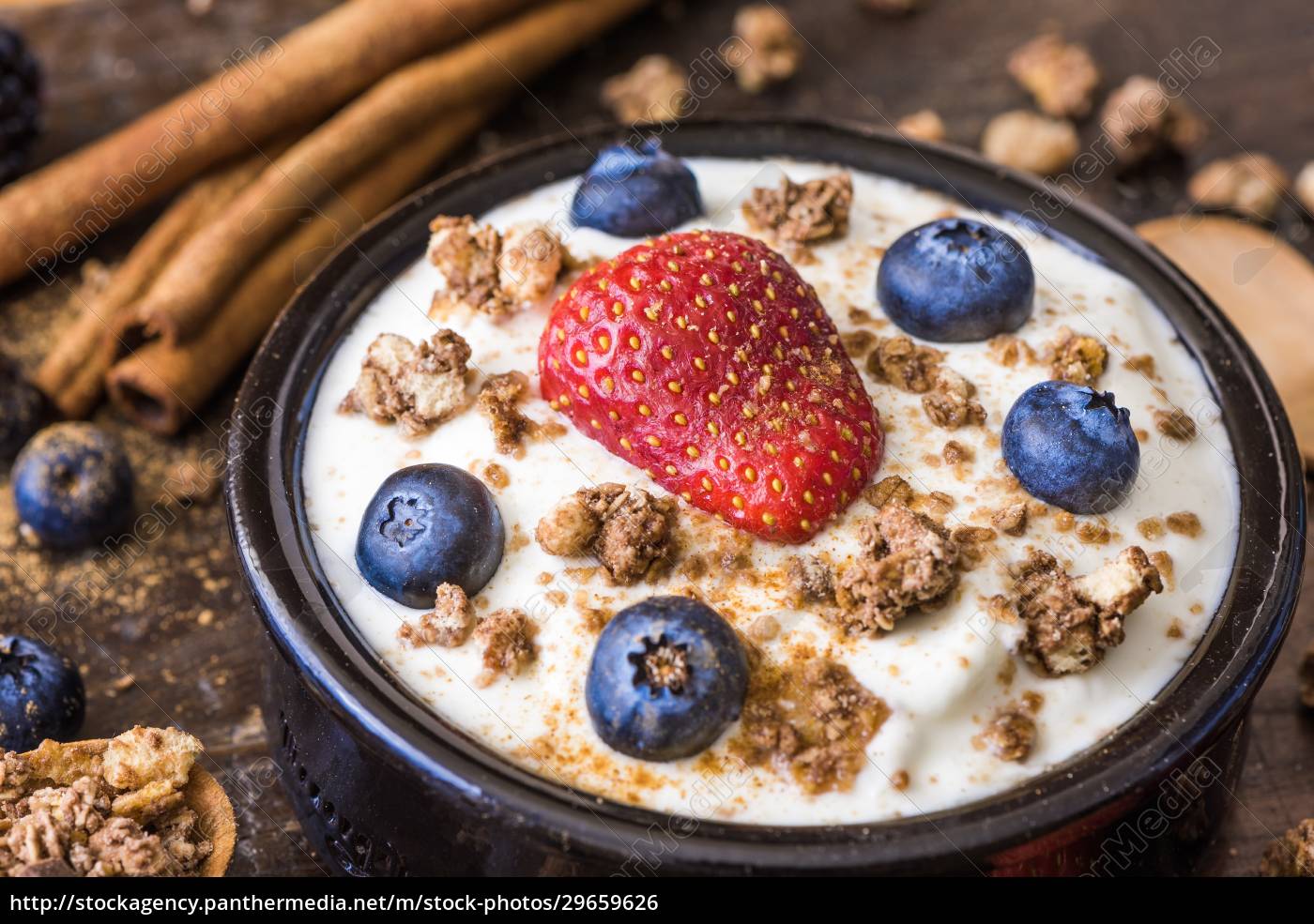 Joghurt mit Himbeere Heidelbeeren und Müsli - Stockfoto - #29659626 ...