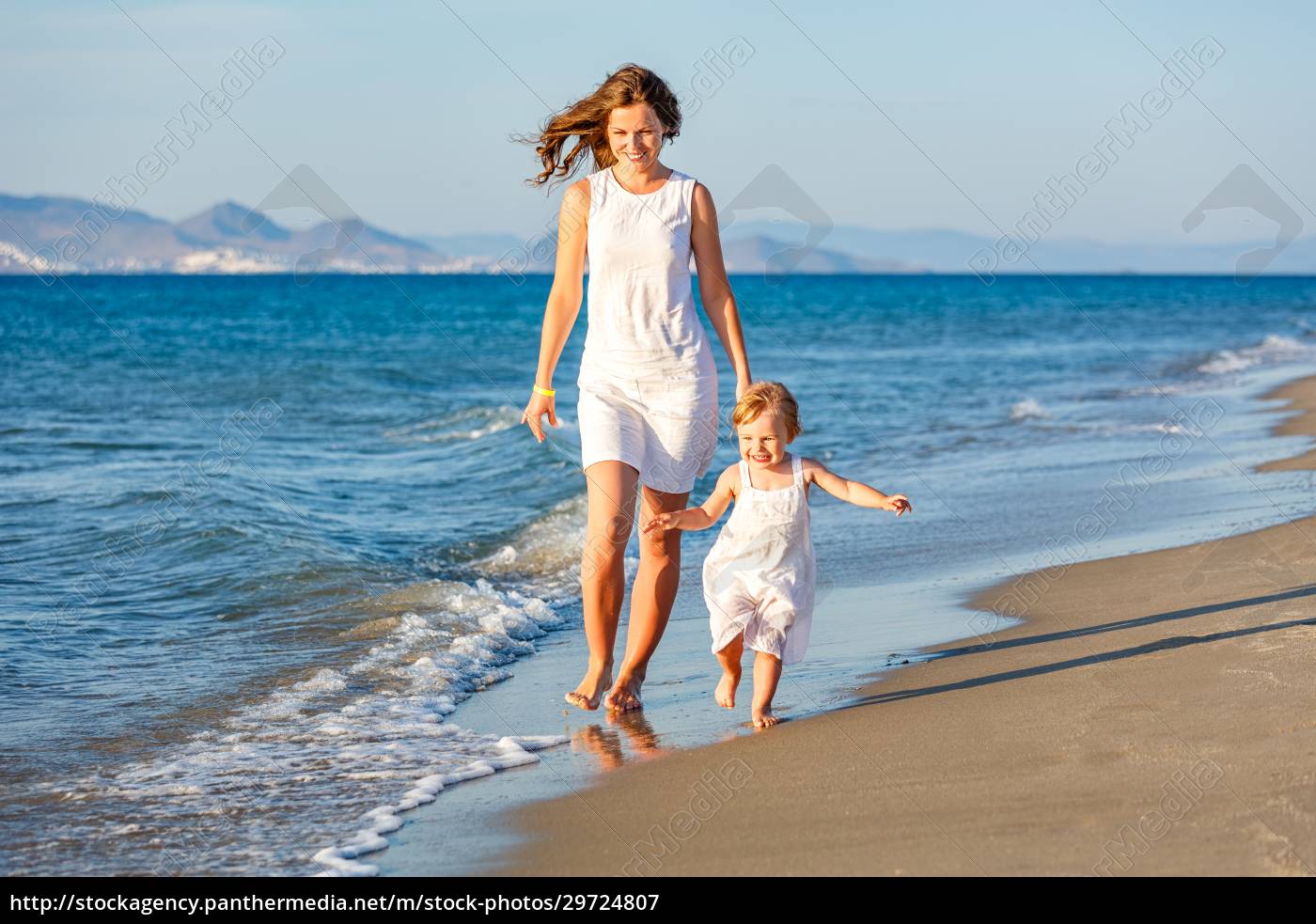 Mutter und Tochter spazieren am Strand Stockfoto 29724807