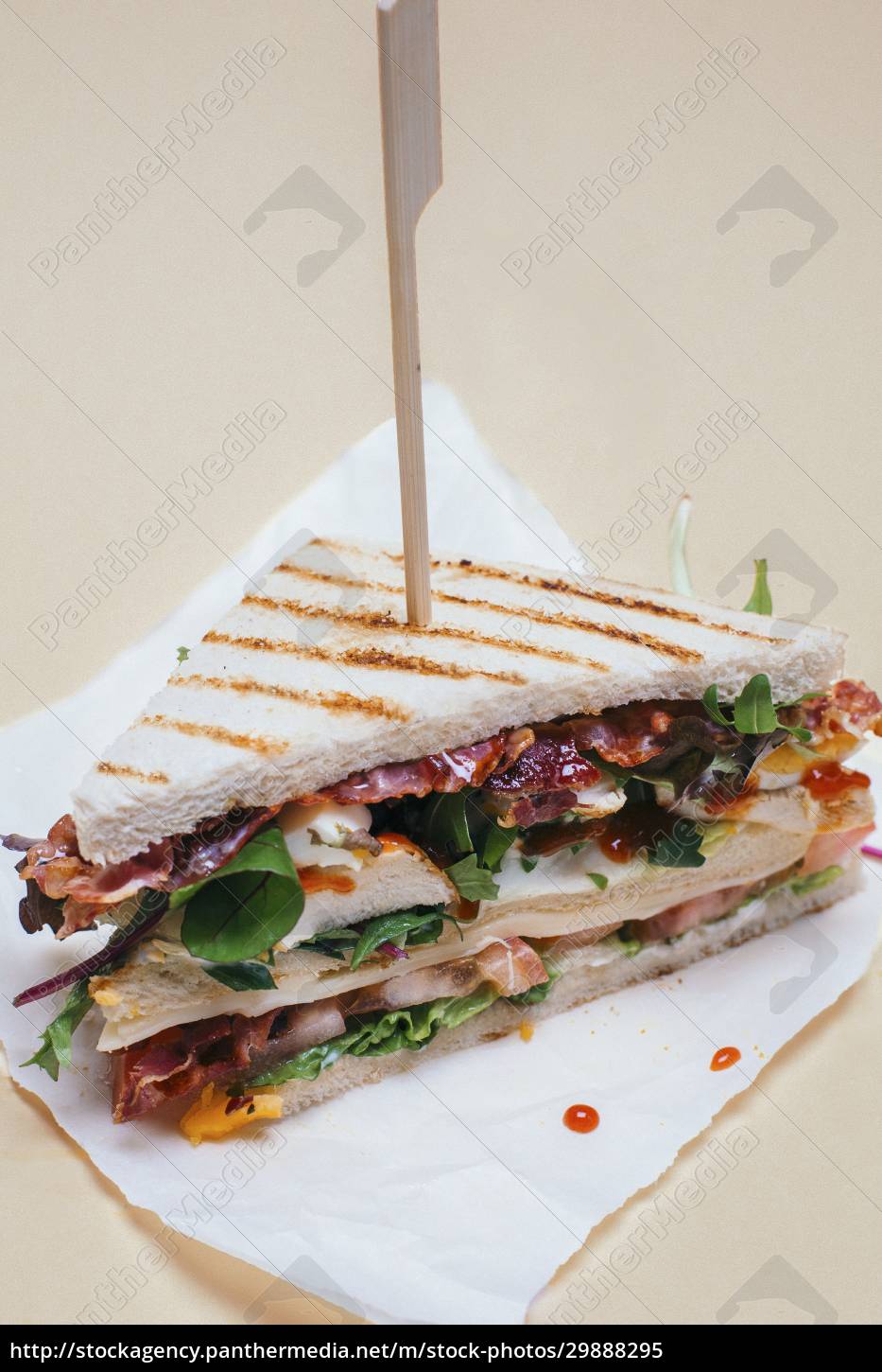 Ein Club-Sandwich mit Hähnchenbrust Speck Ei und - Stockfoto ...