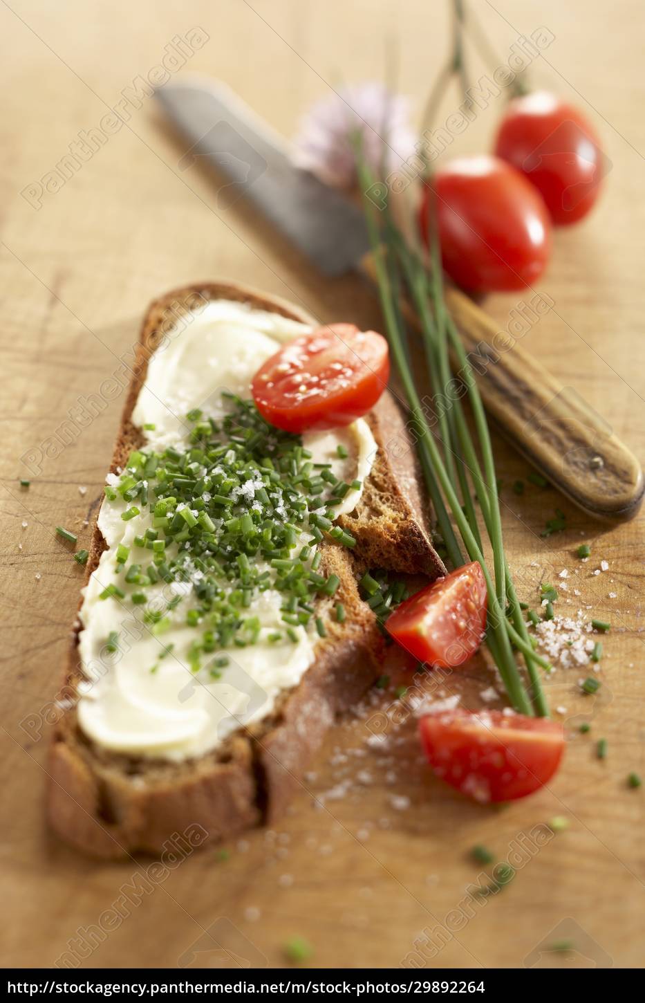 Schnittlauchbrot mit Butter und frischem Schnittlauch - Lizenzfreies ...