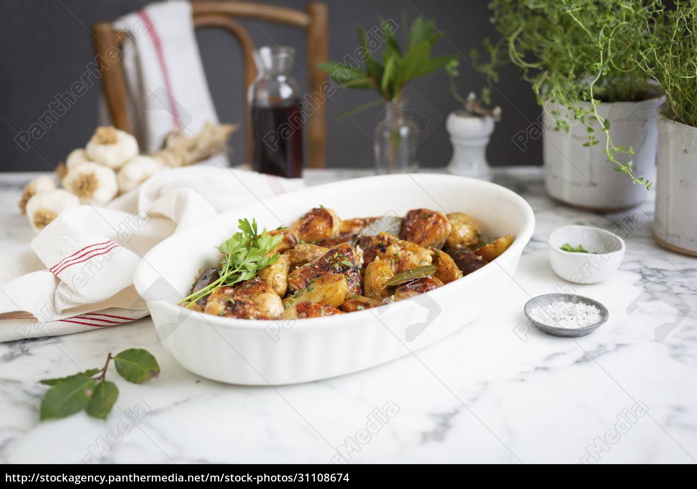 Hähnchenstücke gebraten mit Kartoffeln und Würstchen - Stockfoto ...