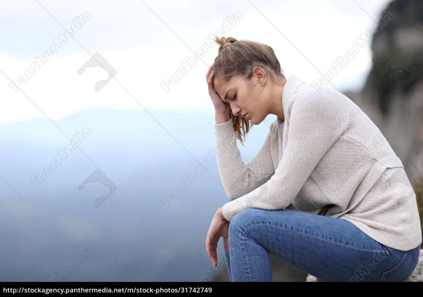 Traurige Frau klagt allein im Berg Lizenzfreies Bild 31742749