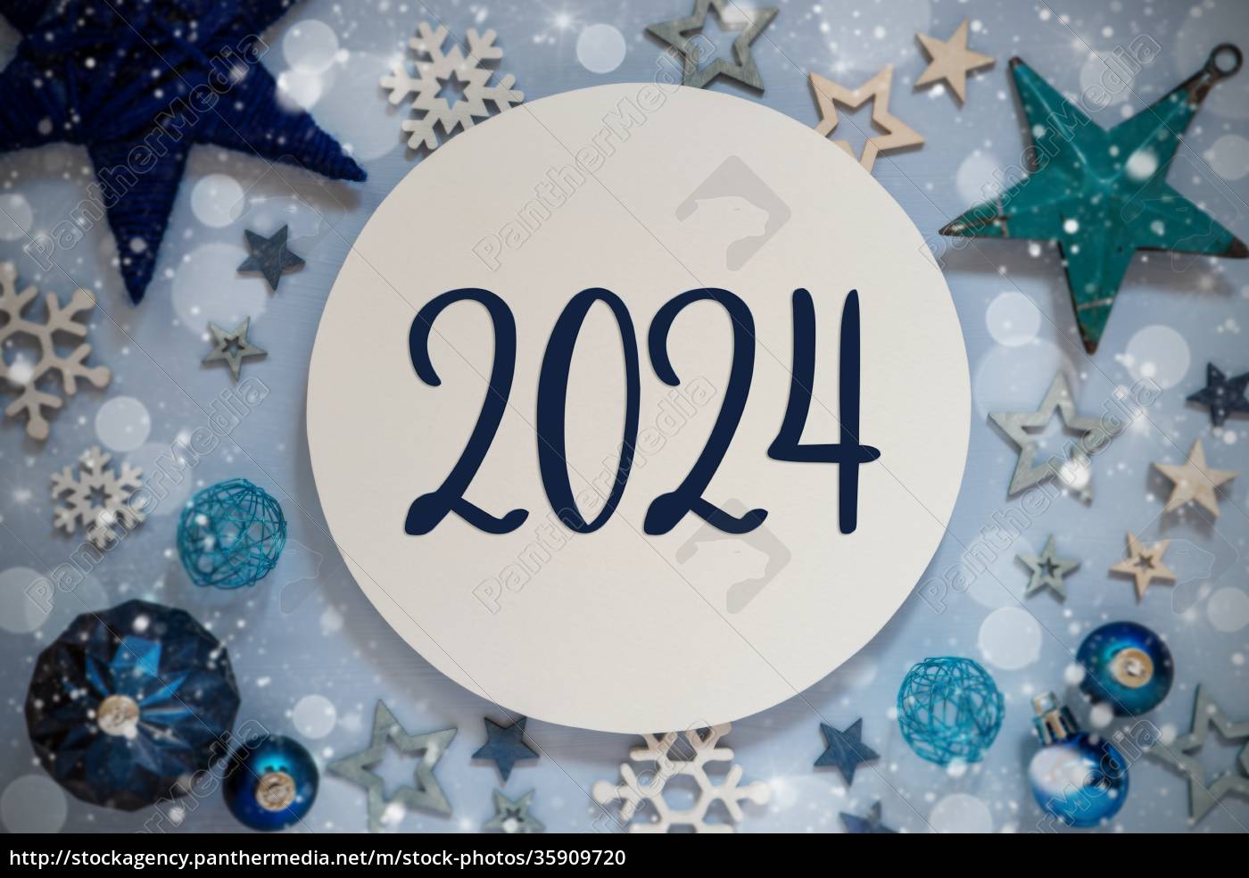 Weihnachtsdeko mit Schnee und Text 2024 Lizenzfreies Foto 35909720