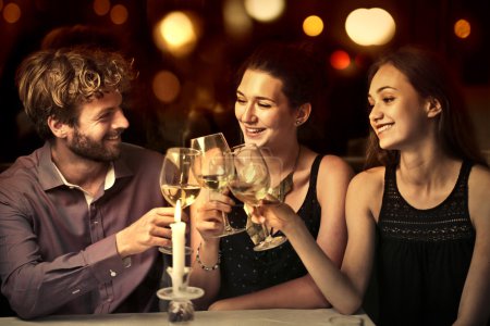 Drei Freunde Trinken Zusammen Ein Glas Wein Stock Photo Bildagentur Panthermedia